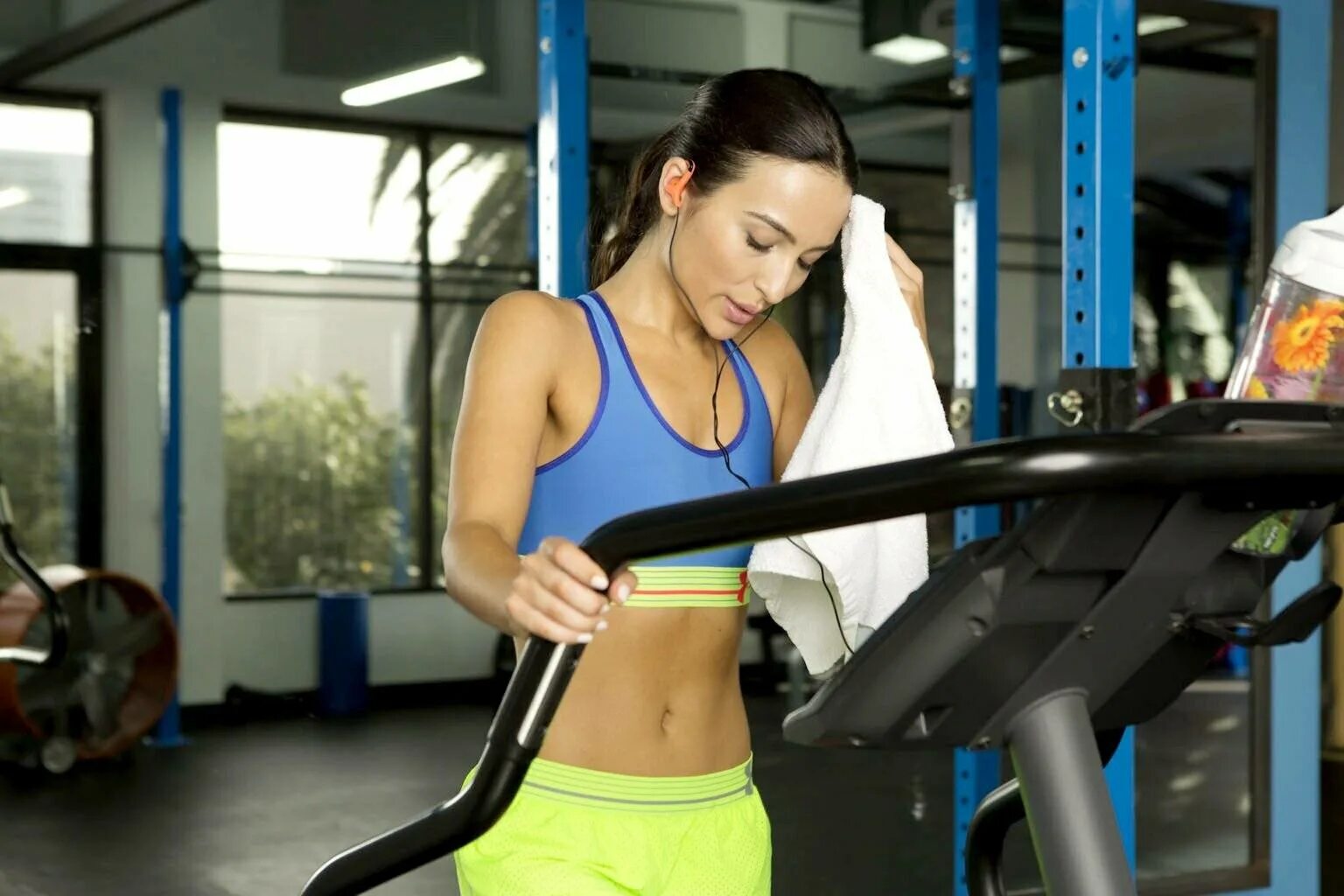 Бодибилдер в спортзале. Тренажерные залы для подростков. Девушка на тренажере. С какого возраста можно в тренажерный зал. Занятия на тренажерах.