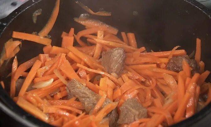 Плов с морковью и луком. Зирвак для плова из говядины. Морковь лук мясо для плова. Жареное мясо с луком и морковью.