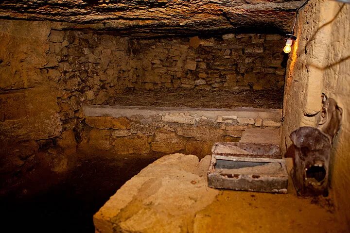Нерубайские катакомбы в одессе фото. Одесса памятник катакомбы. Памятник мемориальный комплекс катакомбы одессы. Парижские катакомбы. Катакомбы одессы.