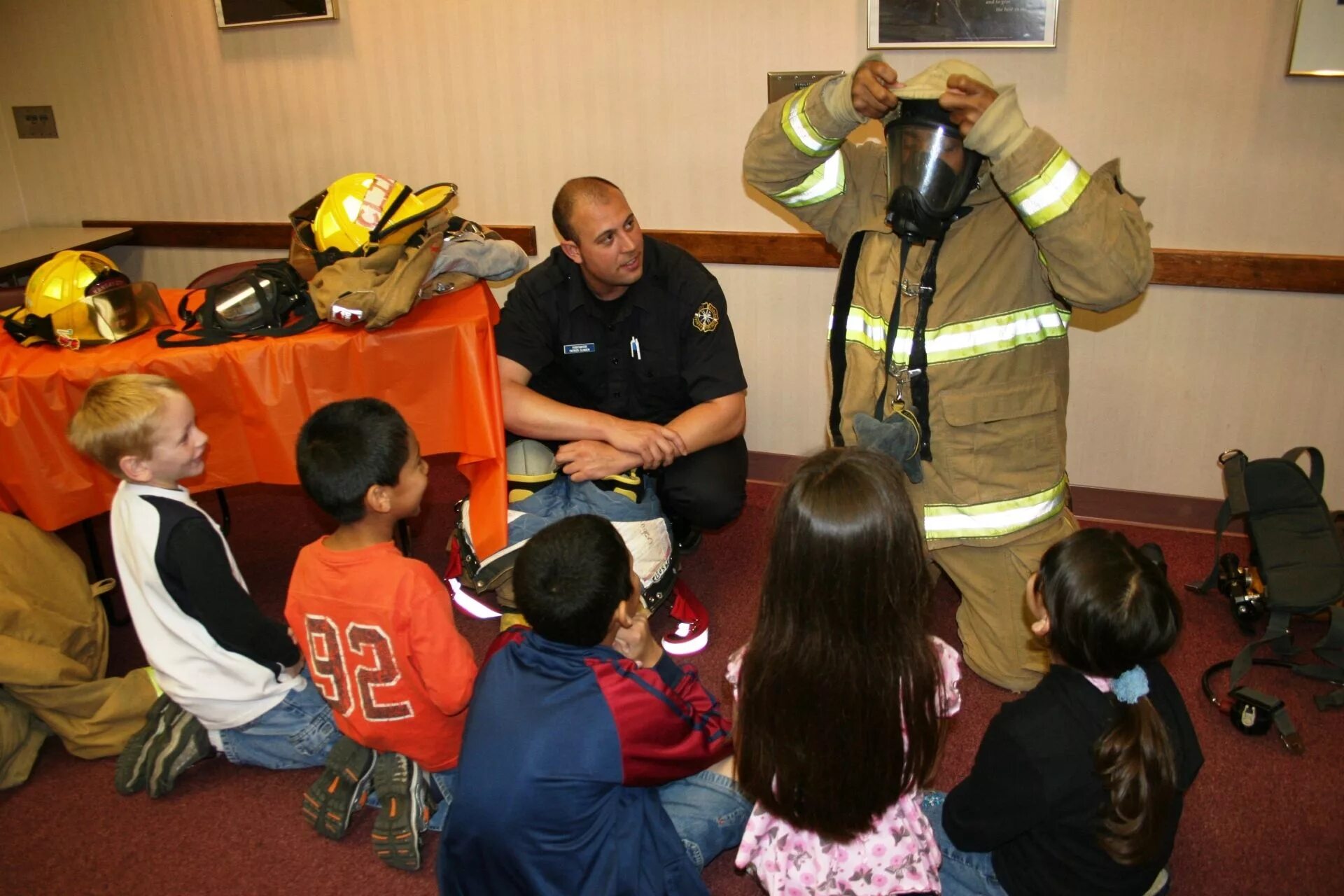 урок по пожарной безопасности в школе. урок обж пожарная безопасность. пожарник в школе. пожарные в школе. про пожарных школьникам.