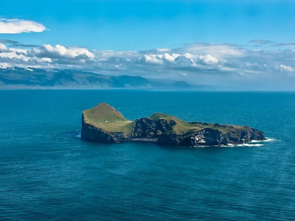 Remote island. Остров Эллидаэй Исландия. Остров Эдлидаэй в Исландии. Дом на острове Эллидаэй Исландия. Остров Бьярнарей, Исландия.
