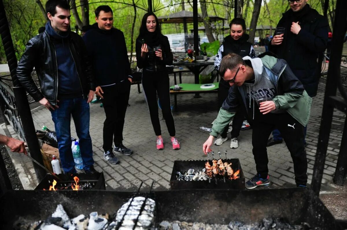 Штраф за жарку шашлыка в неположенном месте. Майские шашлыки. зоны для шашлыка в москве. штраф за шашлыки в парке. пикник в москве.