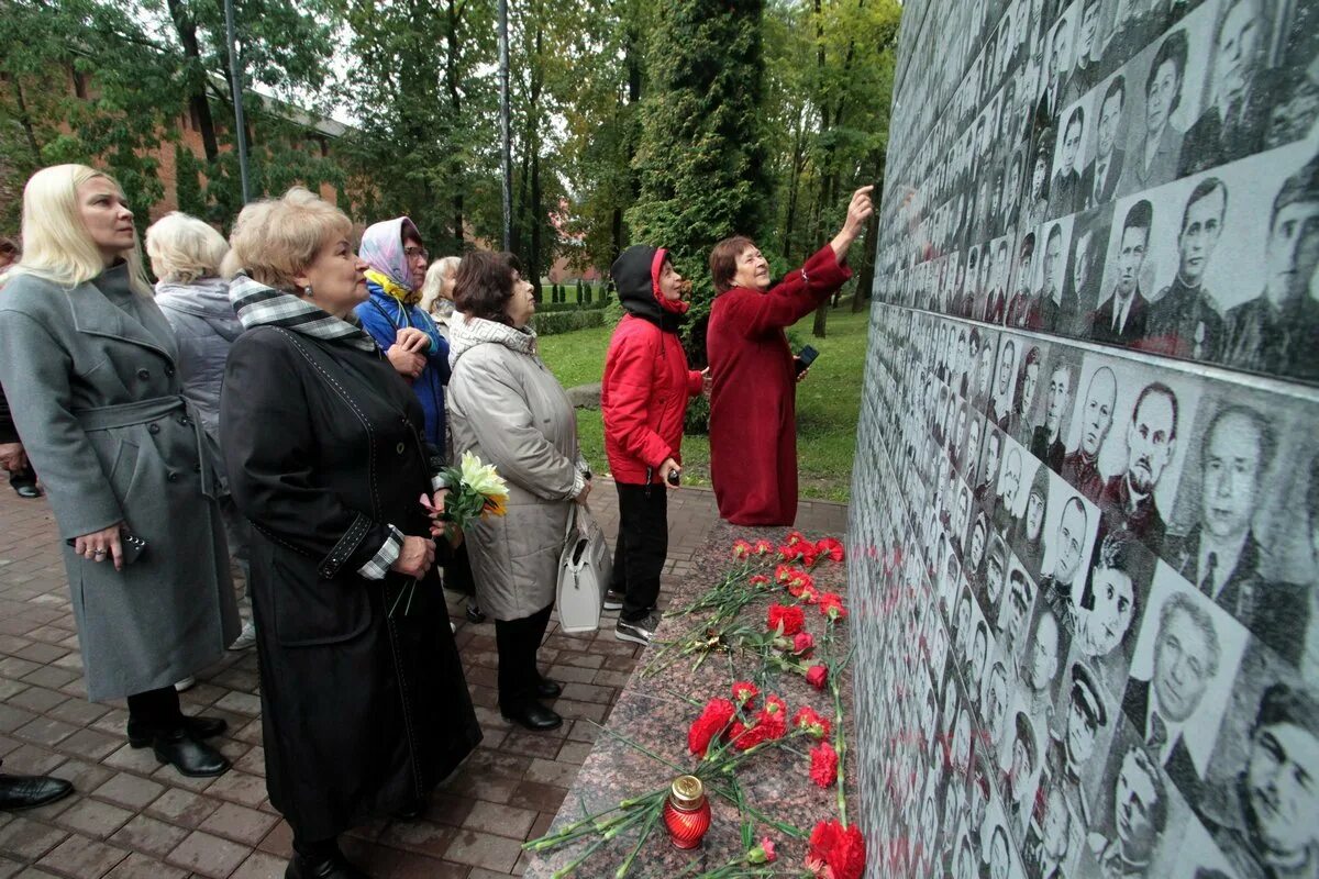 Увековечили память героя. Аллея памяти героев Смоленск. Сквер памяти героев Смоленск. Аллея воинов. Смоленск новый памятник Бессмертный полк в сквере памяти героев.