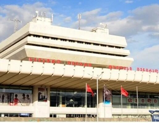 Centre tbilisi. Тбилиси централ торговый центр. Торговый центр Дидубе в Тбилиси. Торговый центр Тбилиси Station Square. Центральный ЖД вокзал Тбилиси.