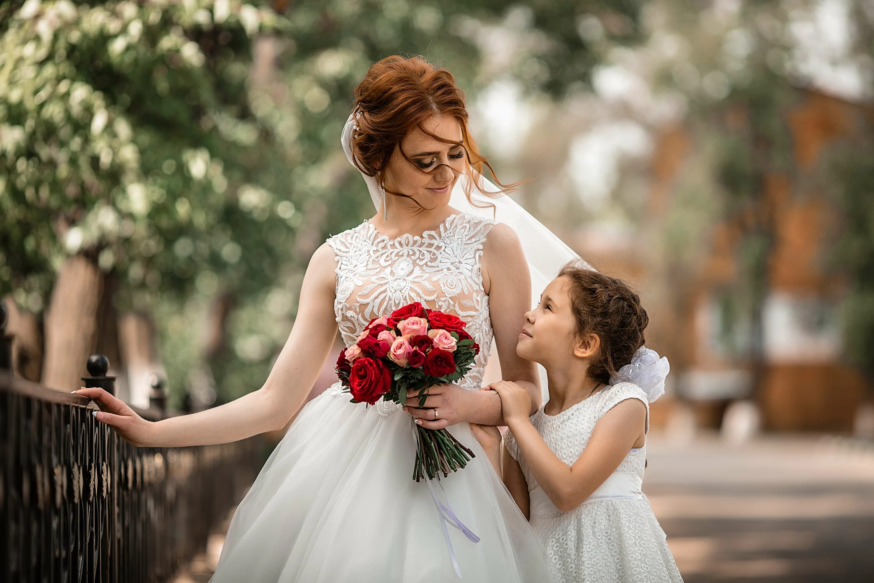 Фото свадьба мамы. Невеста с ребенком. Свадебное платье для мамы и Дочки. Невеста с дочкой. Дети на свадьбе.