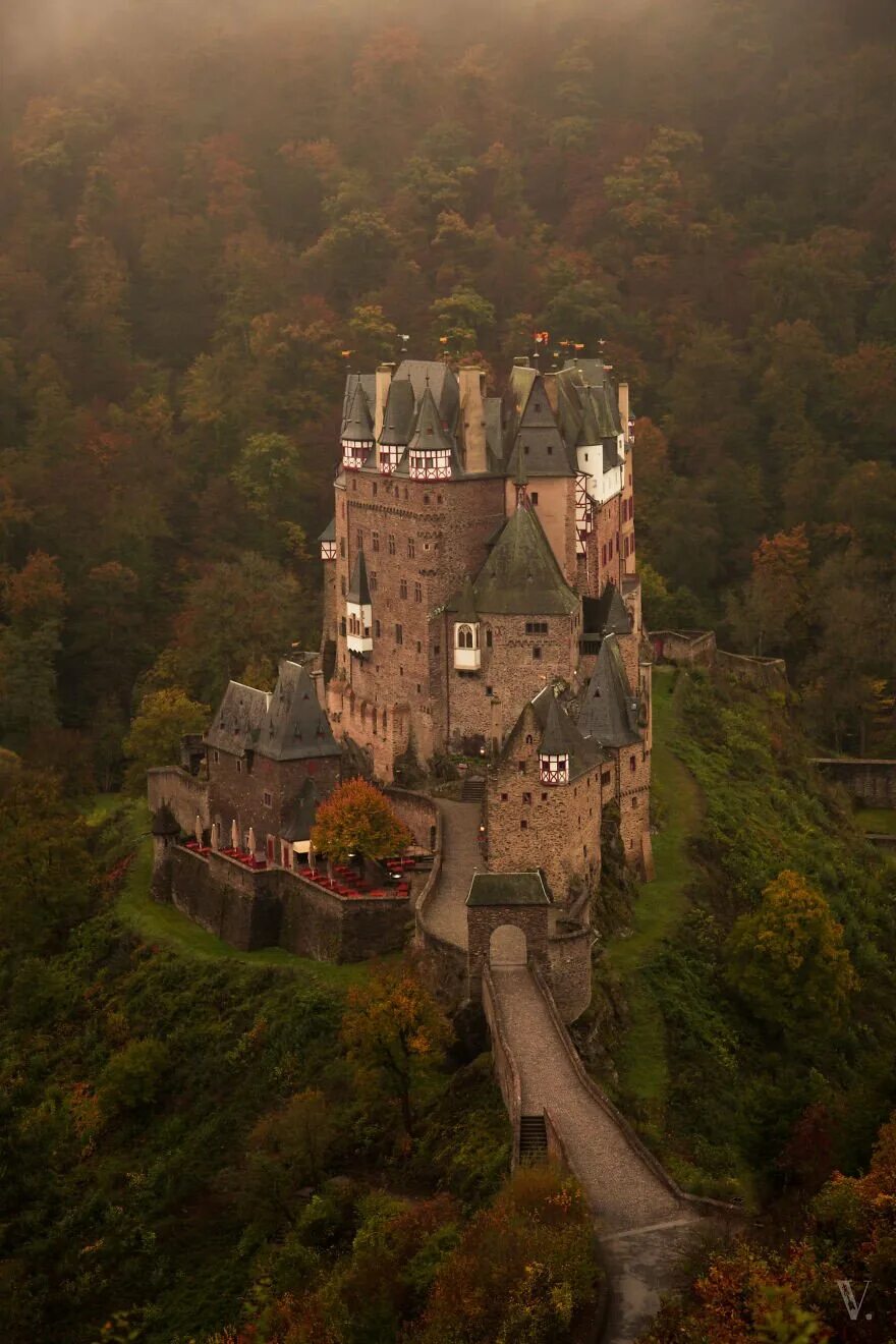 Замок Эльц Германия. Замок Эльц Германия фото. Замок Эльц осенью. Последний наследник замка Бург Эльц.