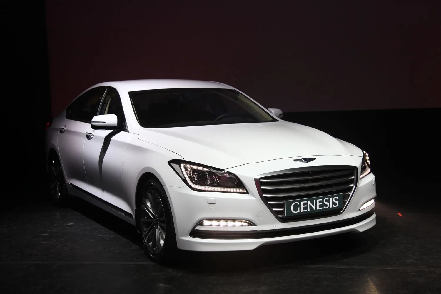 Генезис автомобиль отзывы. Хендай Генезис. Хендай Генезис белый. Hyundai Genesis белый. Хендай Дженезис 2015.