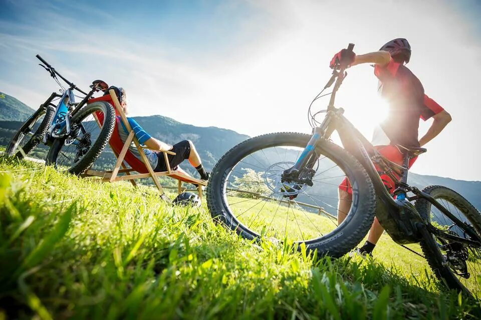 Много велосипедов. Горный велосипед аренда. Горный велосипед аренда. Fahrrad. Велосипед на природе.