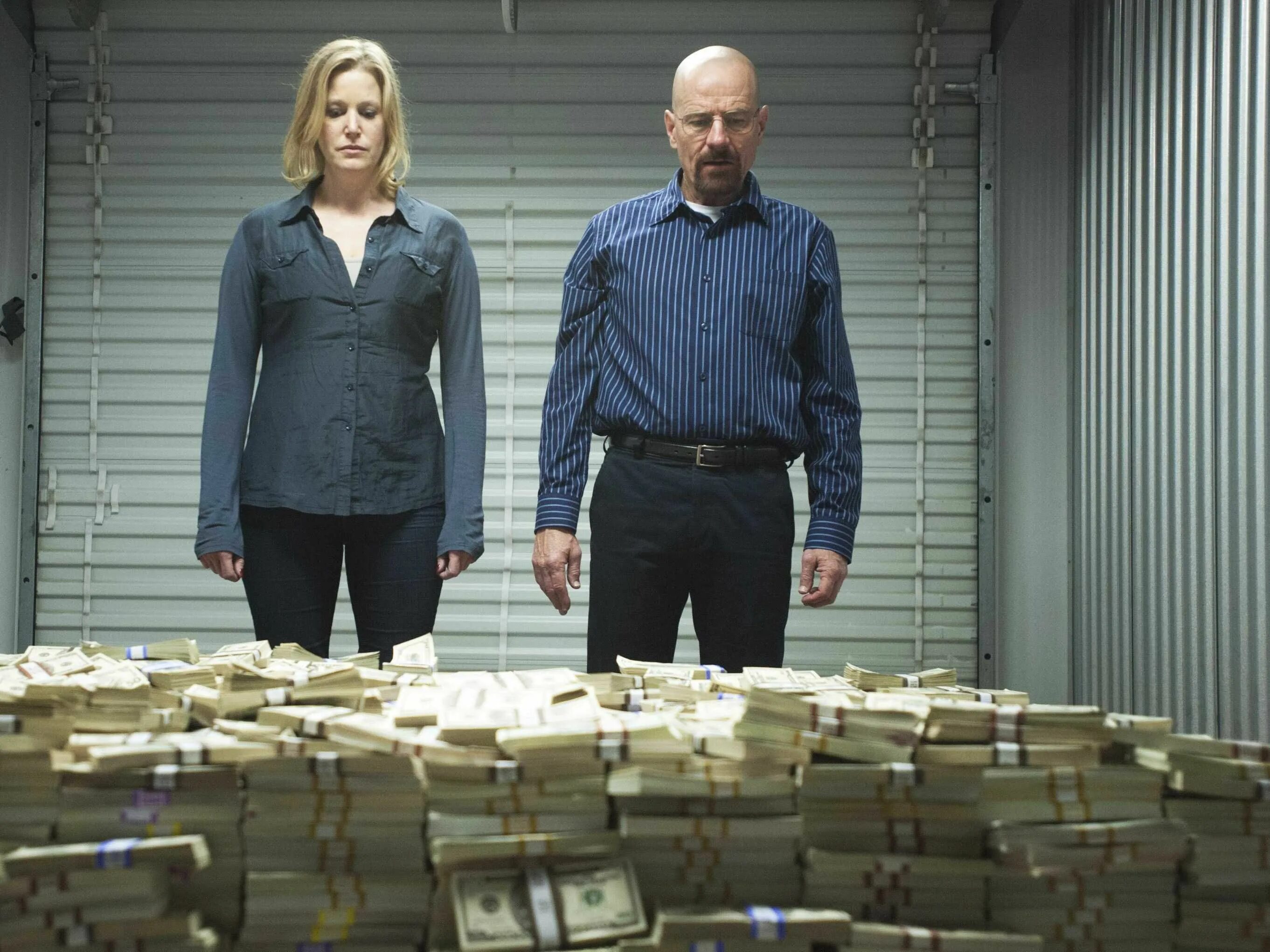 They a lot of money because. Уолтер Уайт с деньгами. Во всё тяжкие 5 сезон. Много денег Уолтер Уайт. Скайлер Уайт и Уолтер Уайт.