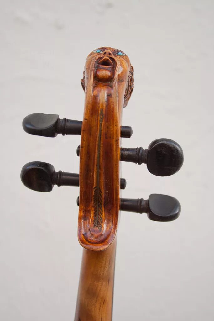 Антикварная скрипка. Старинная скрипка. Головка скрипки. Армянский инструмент типа скрипки.