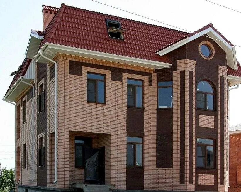 Фасад в два цвета. Губский кирпич а фасаде. облицовка кирпичом. фасад кирпичного дома. фасад из кирпича.
