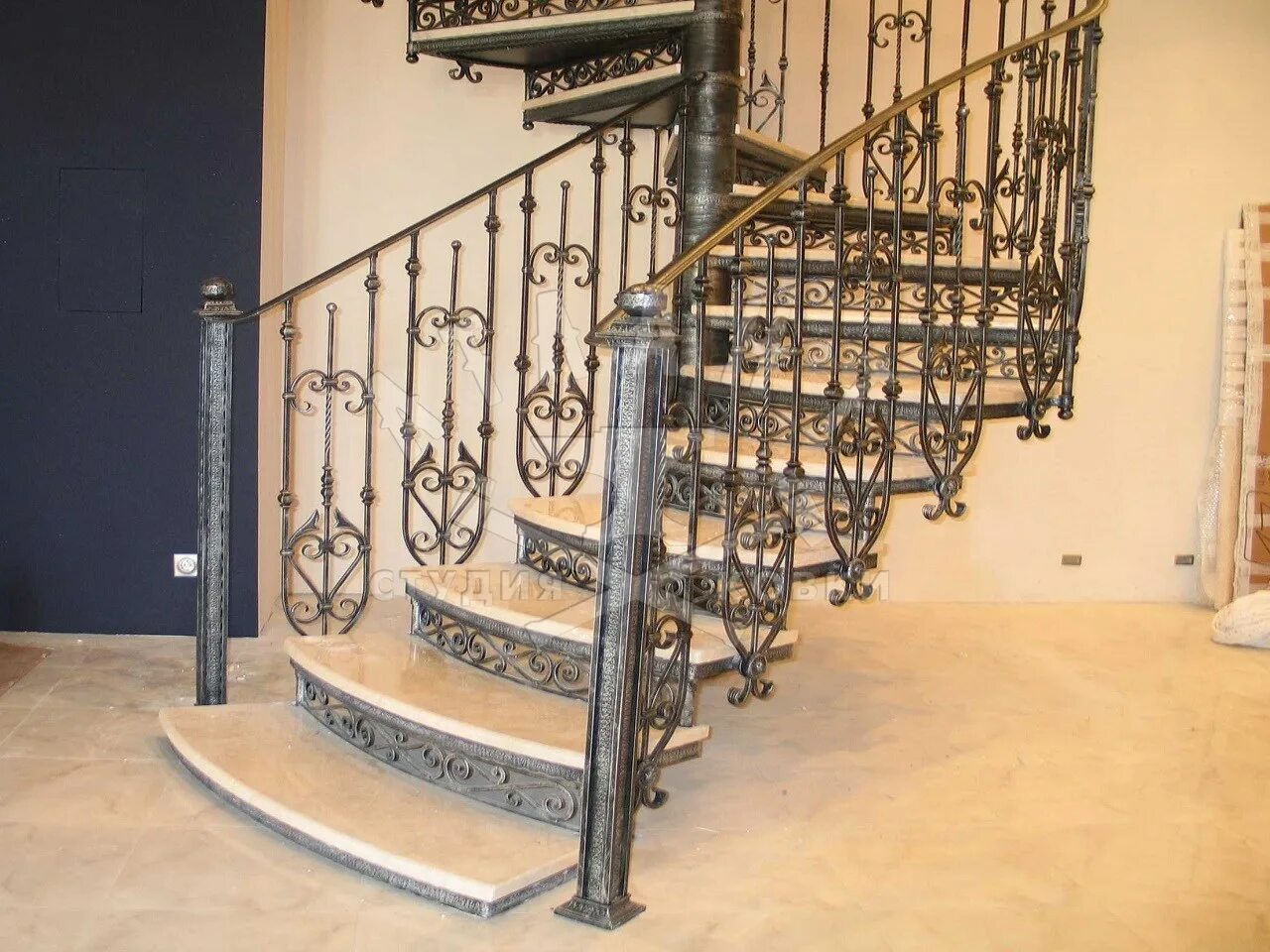 Куплю сходи. Полувинтовые кованые лестницы. Перила металлические для лестниц. Винтовая лестница кованая. Лестница металлияеска.