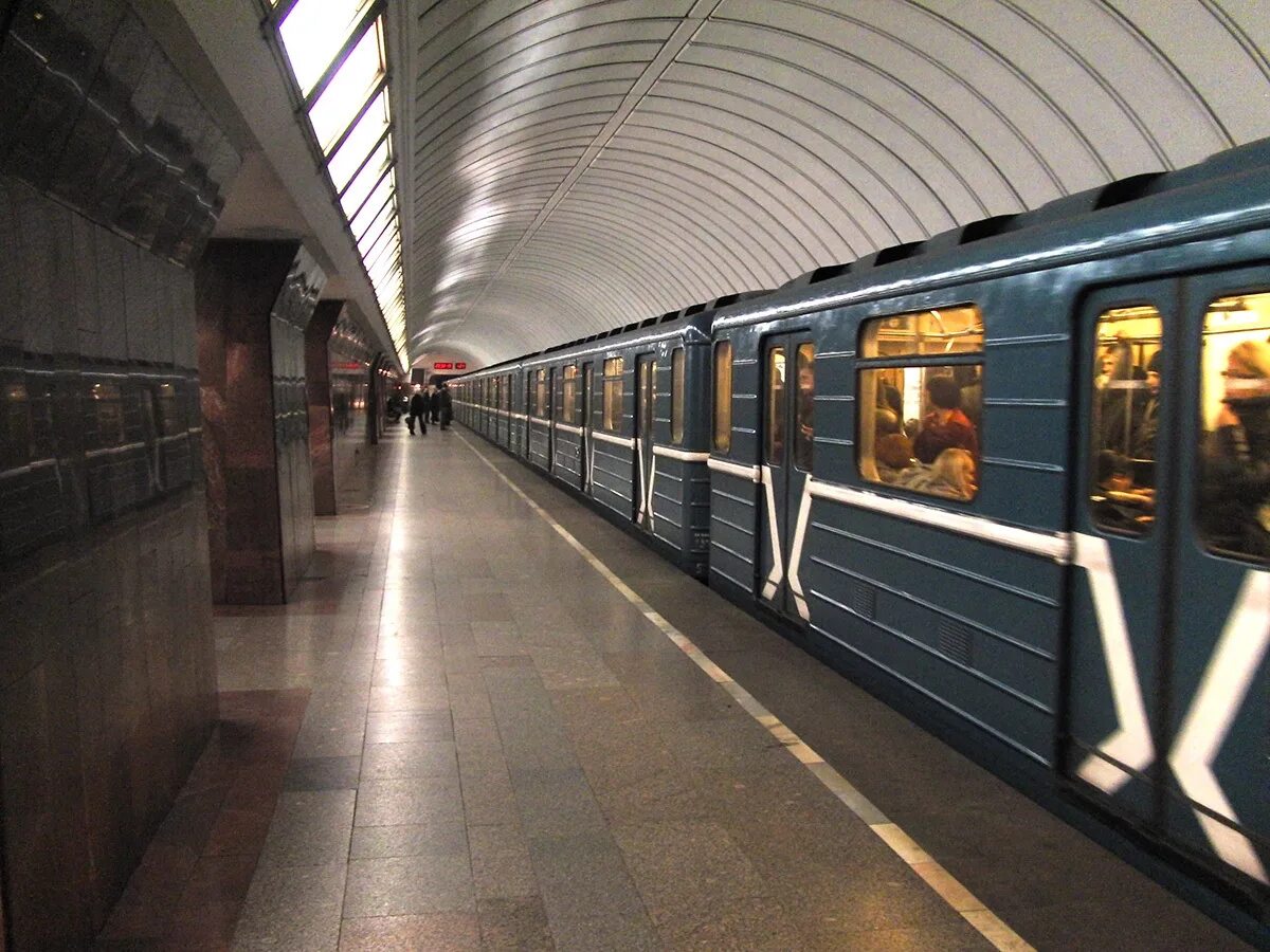 Серо метро. Станции серпуховско-тимирязевской линии. поезд метро. метро электричка. серое метро.