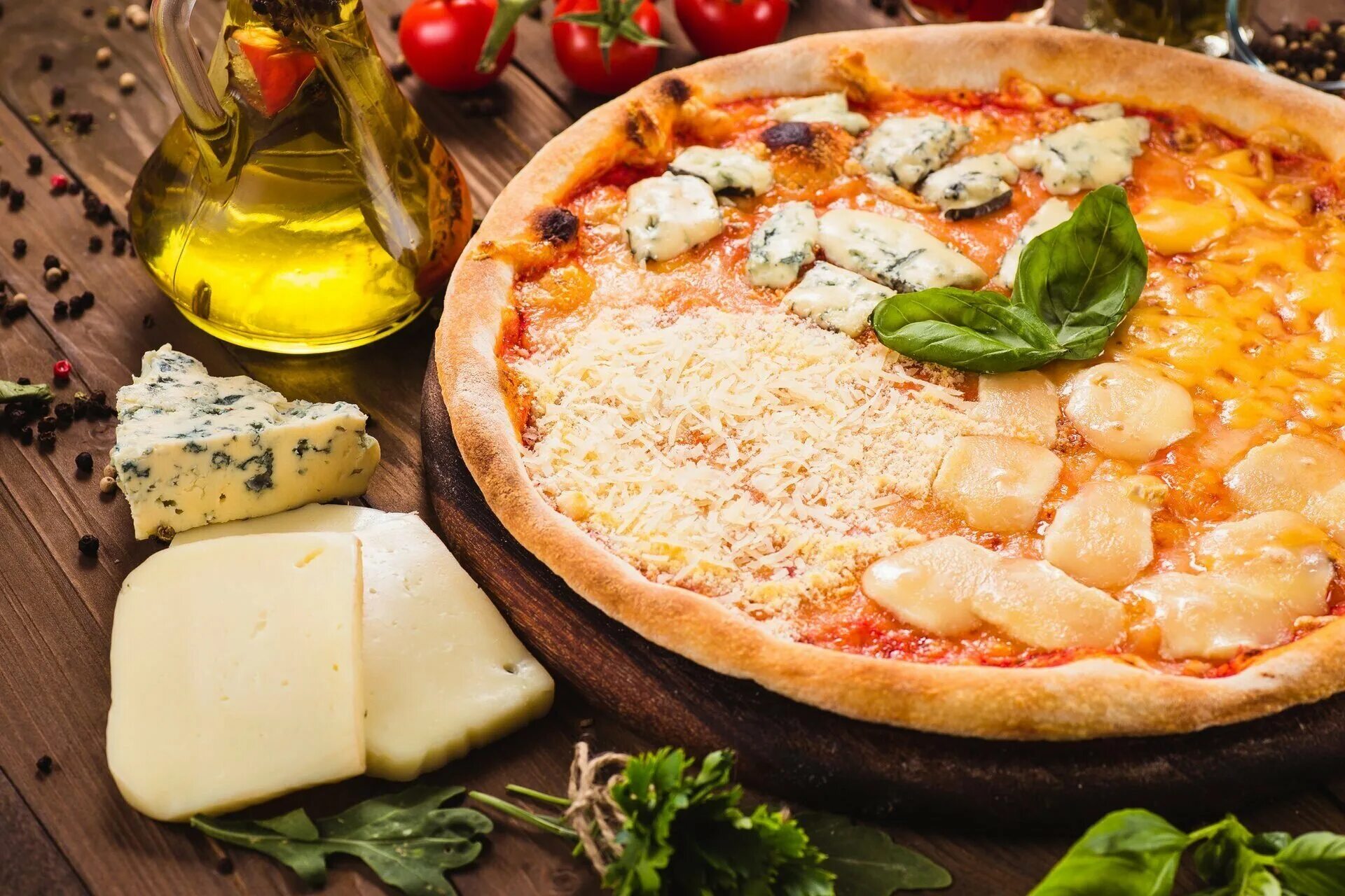 Сырная пицца. Сырная кватро Формаджи. Пицца «четыре сыра» (quattro formaggi). Пицца 4 Формаджи Италия. Песто formaggi.