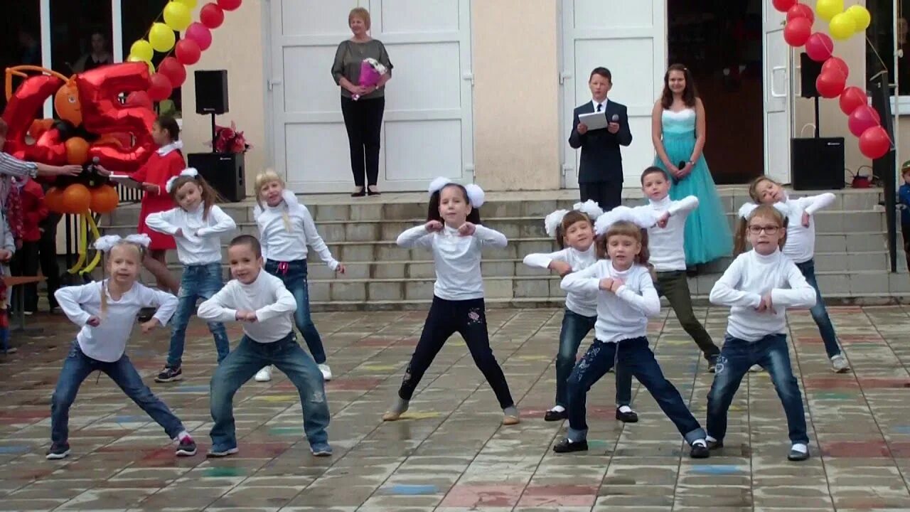 Танец первоклашки всюду первоклашки. Танец первоклассников. Первоклассница танец. Танец первоклашки на выпускной в детском. Флешмоб первоклассников.