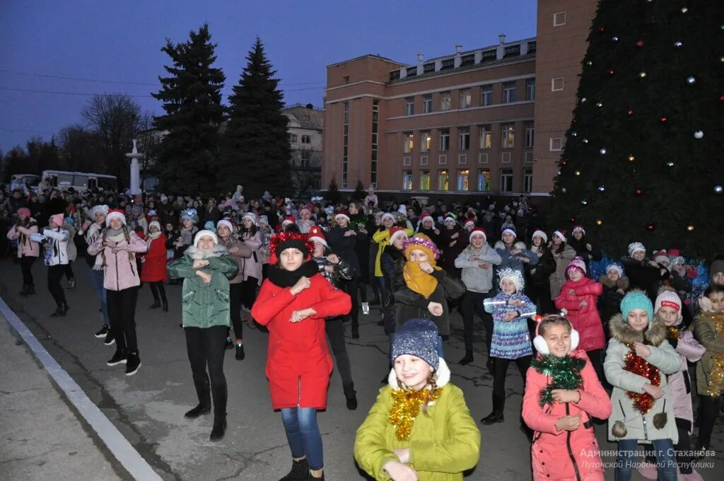 Митинг в стаханове. Погода стаханов луганская. Погода в стаханове на 10 дней. Стаханов аллея славы. Мемориал памяти жертв украинских стаханов.