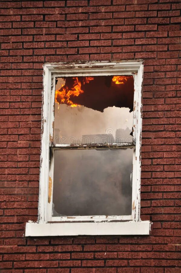 Горящее окно. Гарящие окно. Огонь в окне. Сгоревшее окно