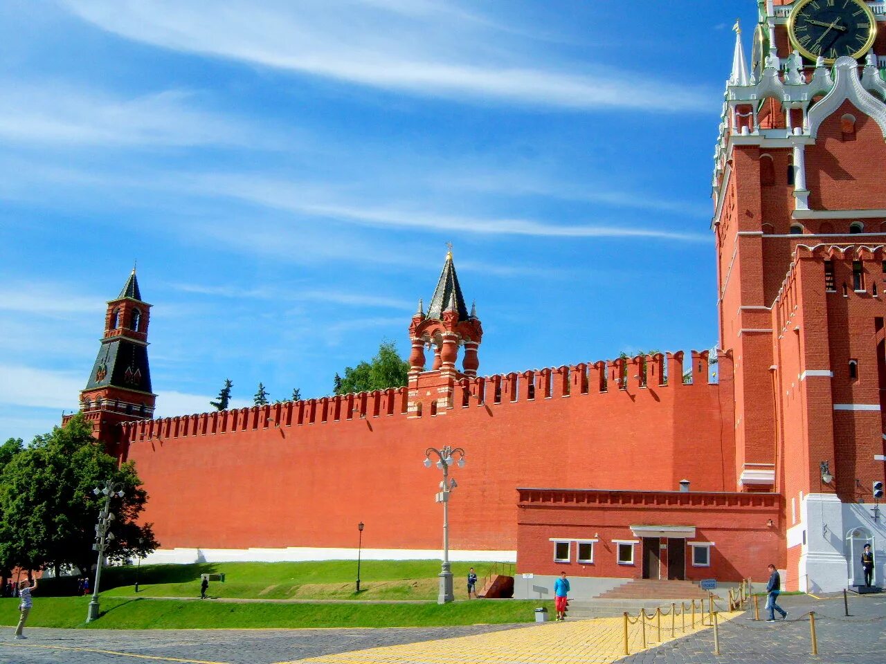 Кремлевская стена Москва. Спасская башня Кремля. Стены Кремля в Москве. Стены Московского Кремля на красной площади.