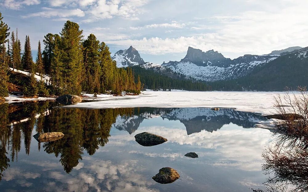 Восточная сибирь. Северо восточная сибирь река индигирка. Восточная сибирь саян. Горы саяны иркутская область. Хребет черского (северо-восточная сибирь).