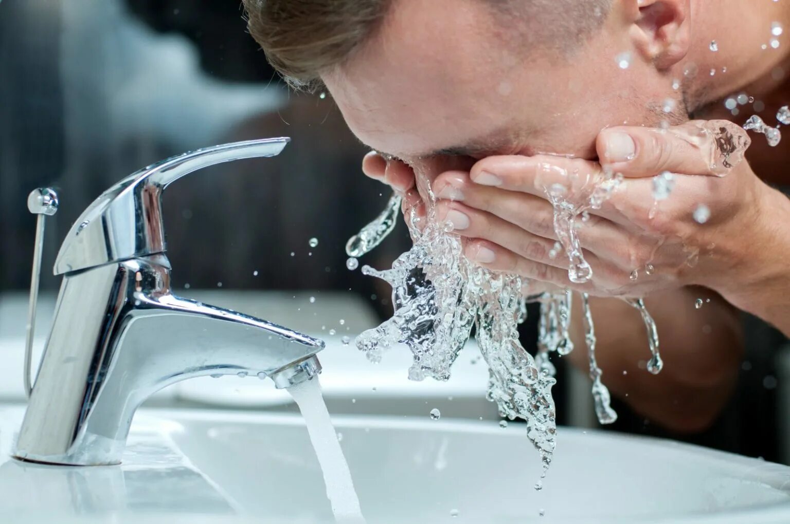 Умываться минеральной водой. Человек умывается. Человек умывается водой. Человек моет лицо. Умывать лицо.