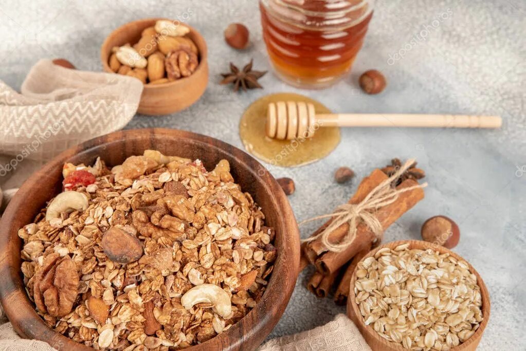 Алоэ мед орехи. Орехи в миске. Деревянная миска с орехами в меду. Крем-мёд с грецким орехом.