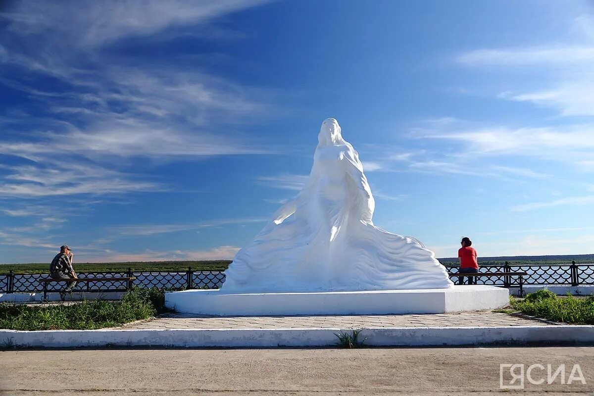 Город назван в честь реки. Памятник реке Лене в Олекминске. Памятник реке Лене в Якутске. Красавица Лена памятник реке Лене. Олёкминск Якутия памятник реке Лене.