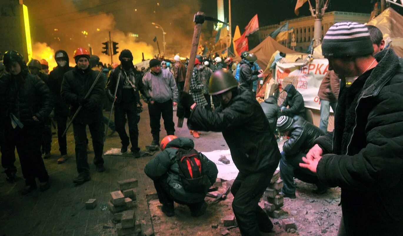 Что произошло на майдане в 2014. Евромайдан на Украине в 2014 Беркут. Беркут в 2014 году Майдан в огне.