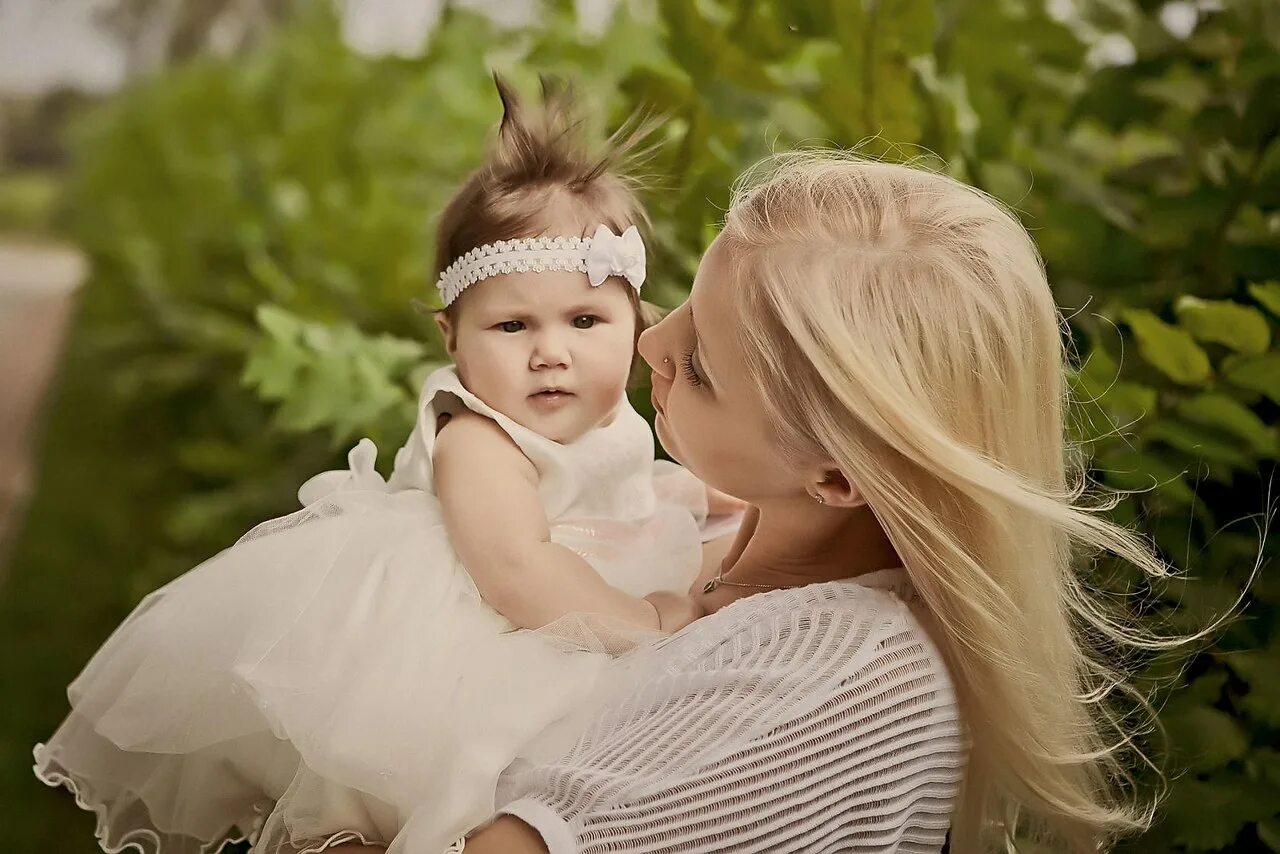 маленькие девочки с папами. девочка с мамой. счастливые отец и дочь. фотосъемка папа и дочь. девочка растущая с отцом.