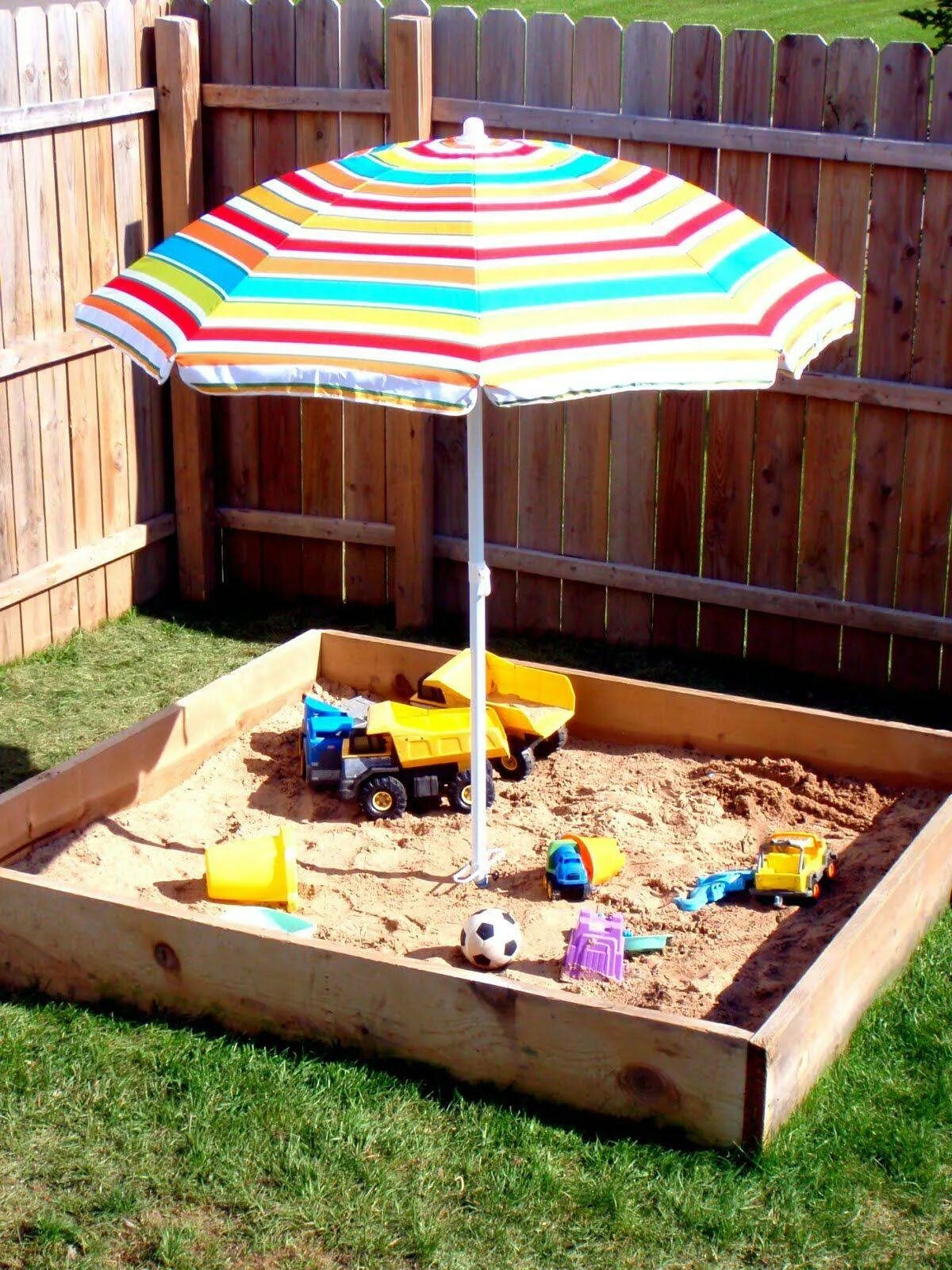 Сделать площадку в саду. Детские песочницы. Песочница на даче. Детские песочницы для дачи. Детский уголок на участке.