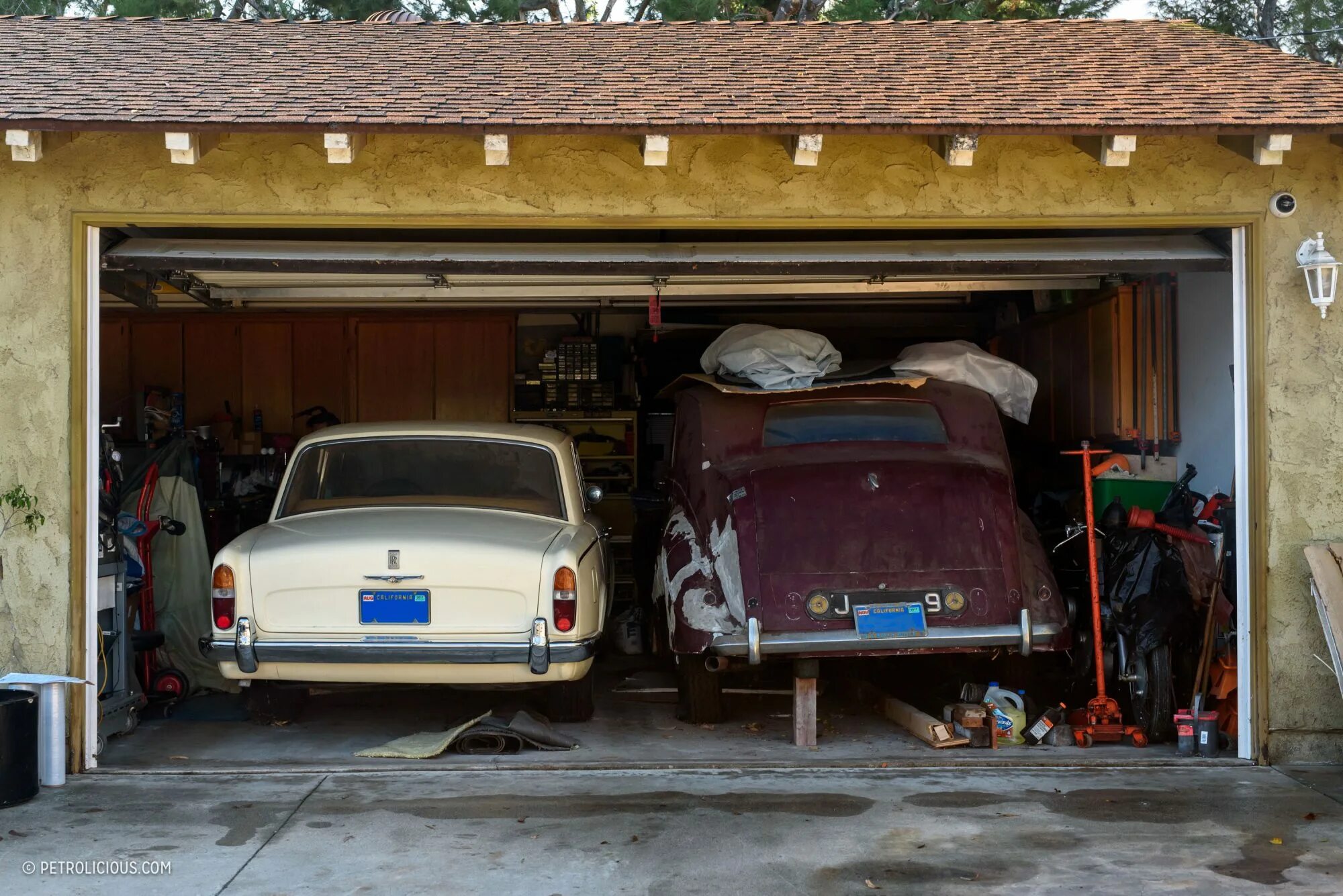 Машина в гараже. Гараж старый. Старый автомобиль в гараже. Старинный гараж.