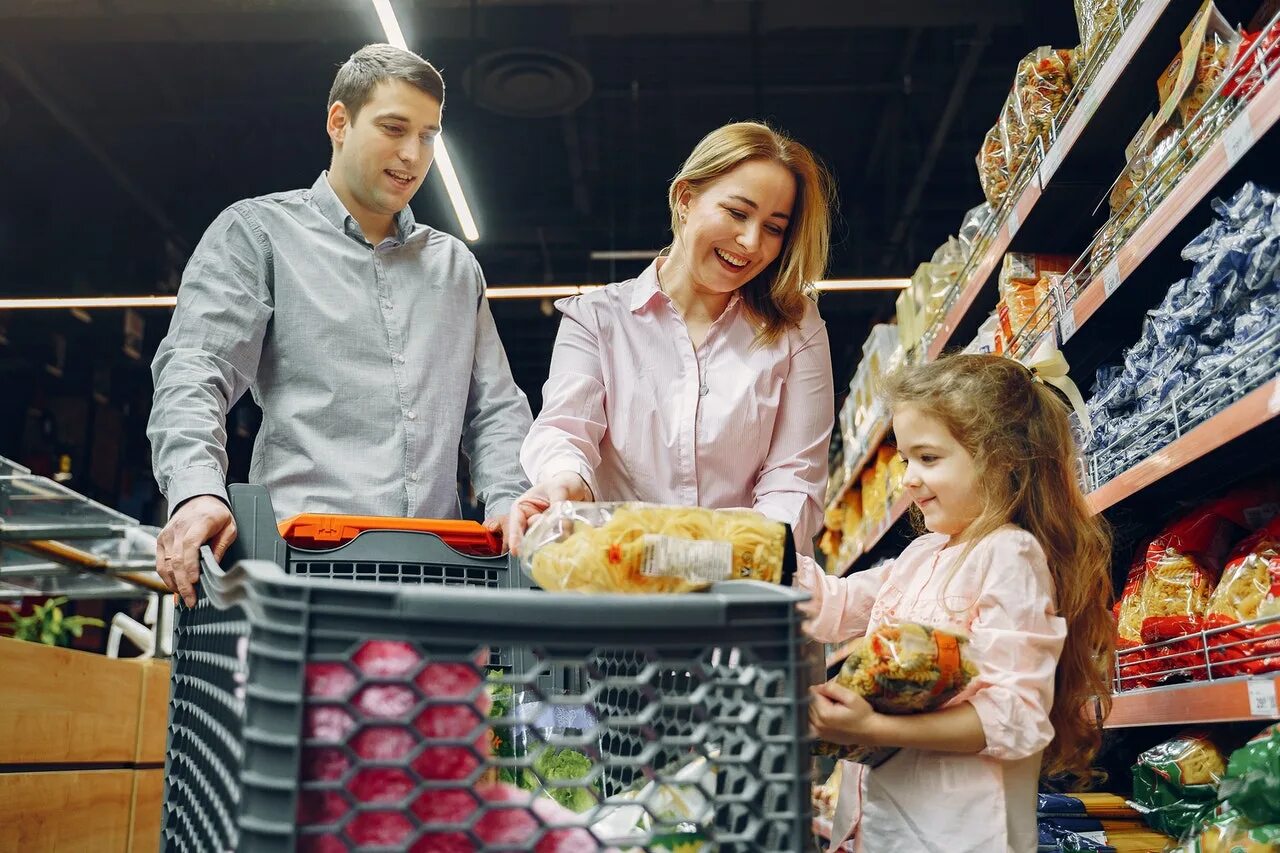 Крупные покупки в семье. Семья в супермаркете. Семья делает покупки. Семья супермаркет 2013. Торговля детьми.
