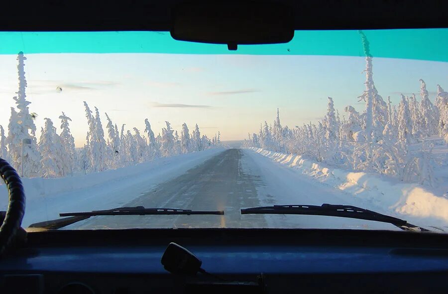 Вид из машины зима. Вид из машины зимой. Зимняя дорога. Вид из машины на дорогу зимой.