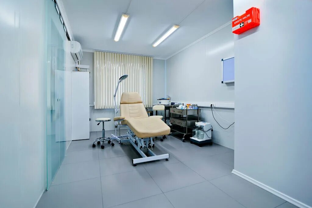 оборудование операционной. клиника пластической хирургии. операционный кабинет. клиника смарт научный проезд. операционная комната.