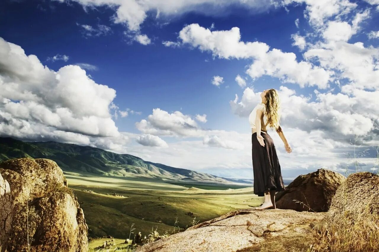 Фотосессия в горах. Женщина в горах. Красивые пейзажи с людьми. Женщина на вершине горы.