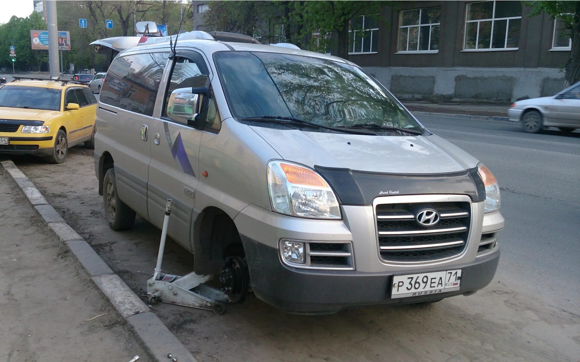 Хендай старекс 2007 год. Колеса на hyundai starex 2004. колеса на хендай старекс 2007. hyundai starex 1g чëрный. хендай старекс 2007 года шина лин.