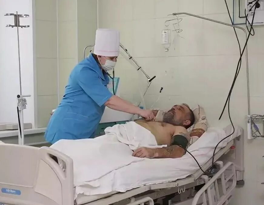 Человек в реанимации после инсульта