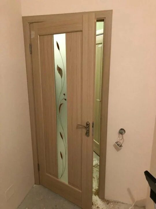 Установка двери недорого москва. Монтаж входной двери. Отделка входной двери. Установщик межкомнатных дверей. Установка двери недорого москва.