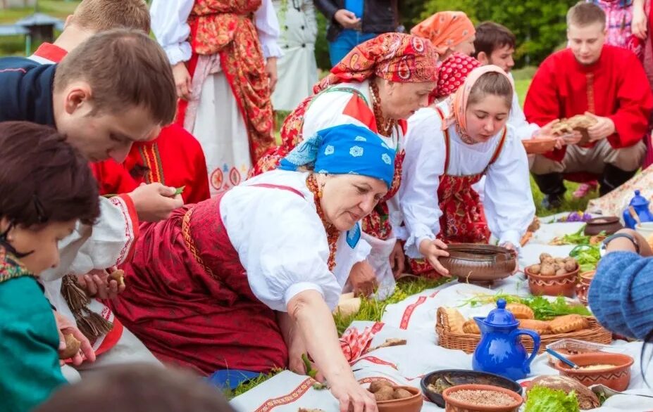 Фольклорный праздник. Традиции России. Угощение на народный праздник. Из собранных народных