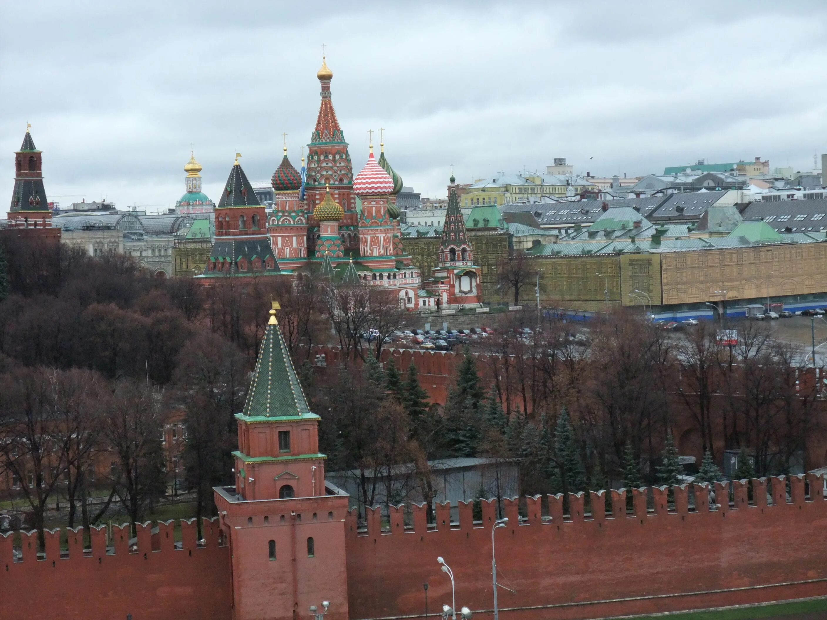 Московский Кремль Средневековая крепость. Московский Кремль – самая большая в мире Средневековая крепость.. Московский Кремль Крепостная стена Москва. Московский Кремль крепость в центре Москвы. Кремлевская крепость