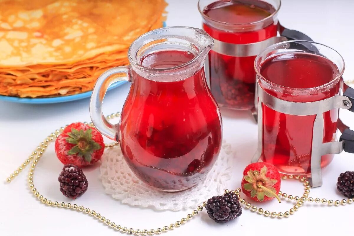 Чем отличается компот от морса. Компот из ягод. компот из замороженных ягод. морс из лесных ягод. клубничный морс.