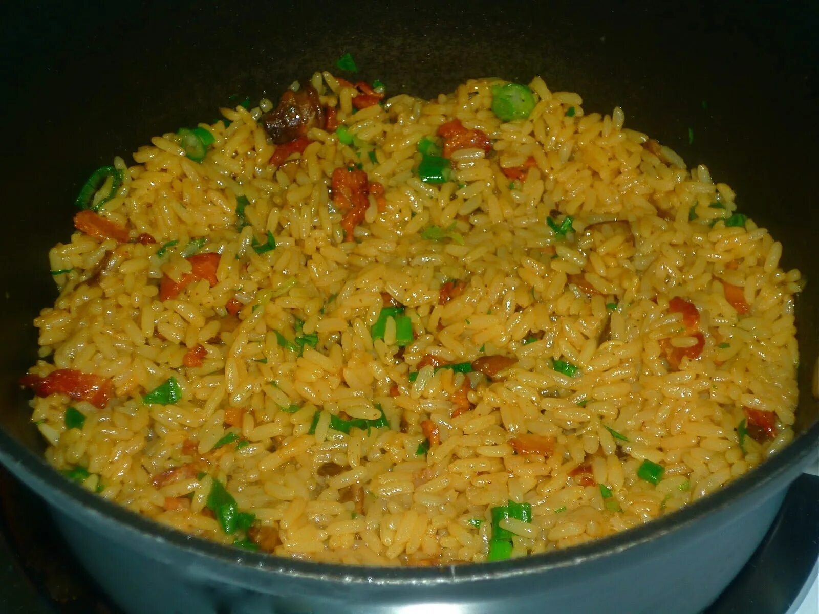 Как готовить плов с мясом в кастрюле. Кастрюля для плова. плов в кастрюле со свининой. плов с мясом в кастрюле. плов в сотейнике.