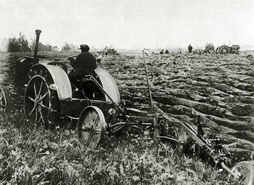 Машинно тракторная станция год. Колесный трактор СТЗ-1. Трактор ХТЗ 1930-Е. Комбайн колхоз 1930. Трактор СТЗ-15 буксирует прицепной комбайн.