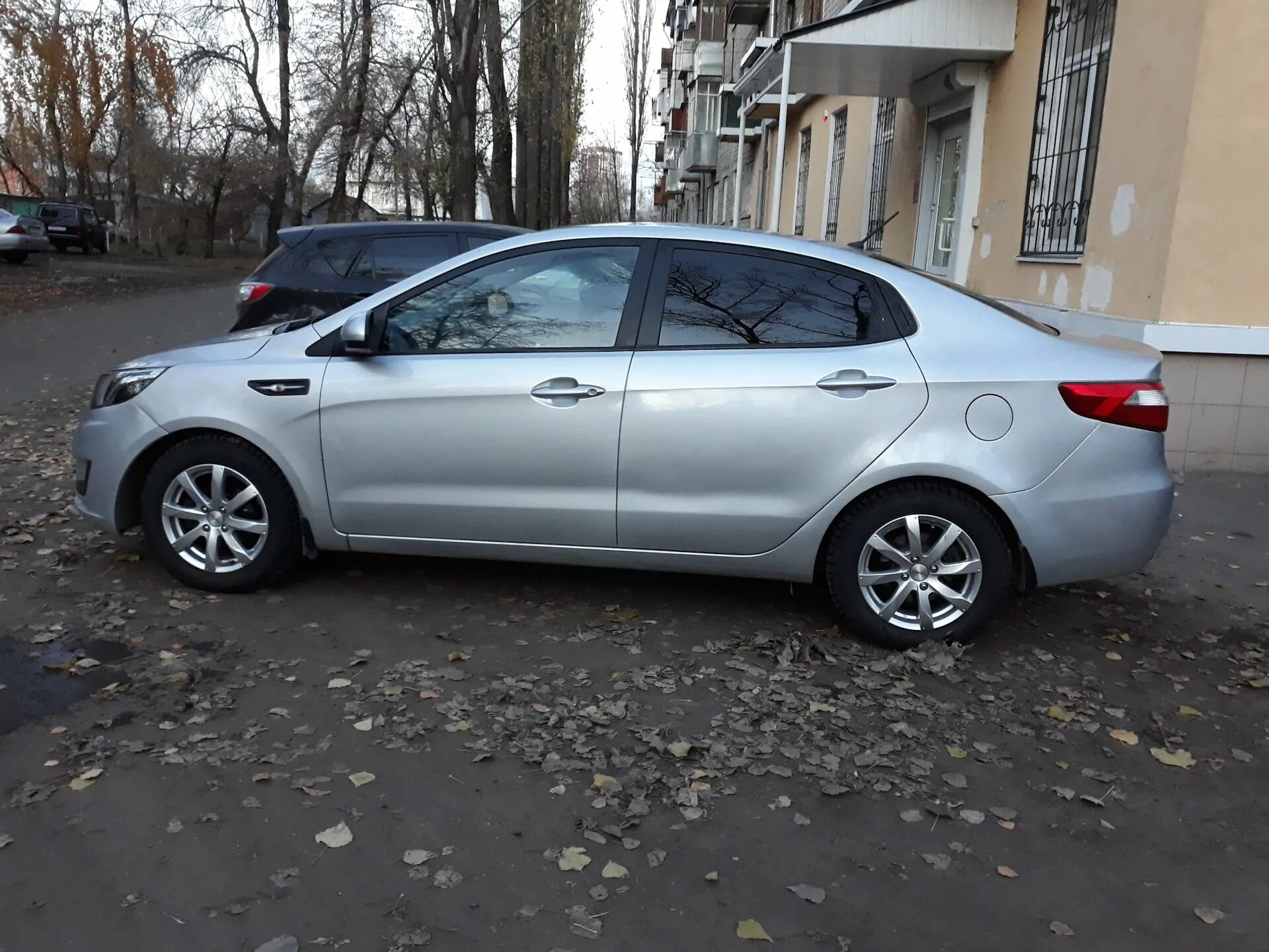 Kia Rio 4 r15. Серая Kia Rio литье r16. Kia Rio 3 r15. Диски Kia Rio r15. Киа рио 3 r16