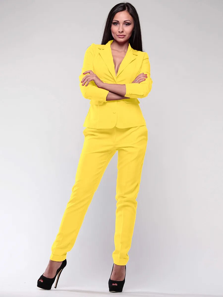 женщина в желтом костюме. брючный костюм желтого цвета. желтый брючный костюм. желтый деловой костюм женский. стильные образы для женщин.