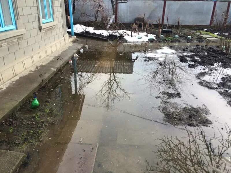 Вода стоит во дворе. Затопление участка весной. подтопление территории грунтовыми водами. подтопление придомовой территории. весенний потоп на участке.