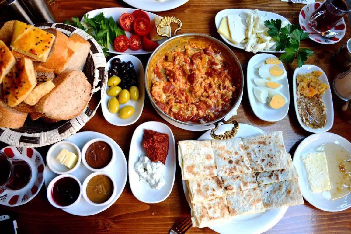 Обед был силен. Кахвалты турецкая. Турецкий завтрак. Турецкий обед. Национальный турецкий завтрак.