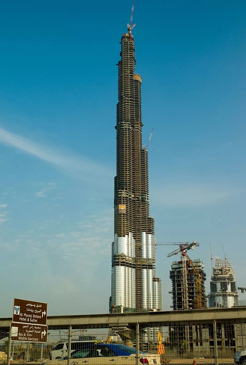 Самое огромное здание. Дубай здание Бурдж Халифа. Бурдж Халифа стройка 2005. Бурдж Халифа 2007. Бурдж Халифа стройка.
