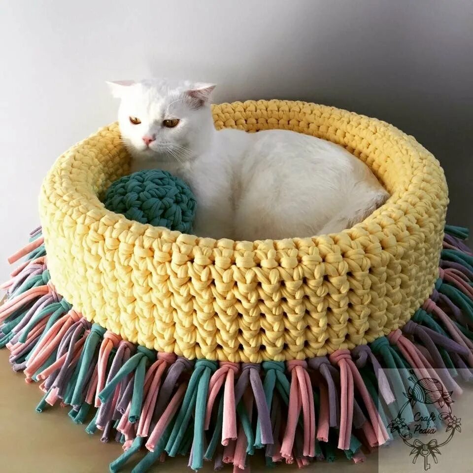 Вязаный домик для кошки. Вязаный домик для кота. Кот в корзинке. Лежанка для кошки крючком из трикотажной пряжи. Вязаный лежак для кошки.