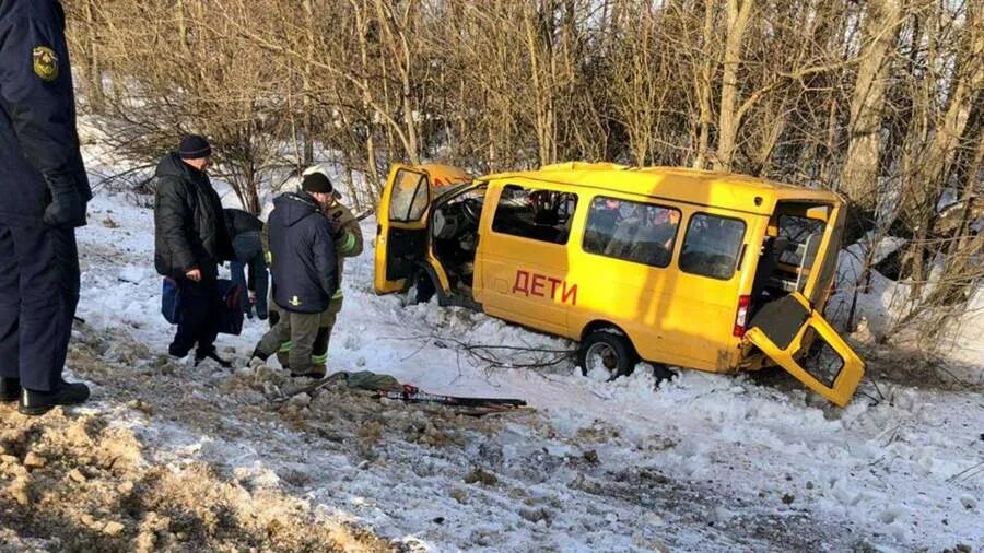 Авария со школьным автобусом. Школьный автобус перевернулся. Школьный автобус разбился.