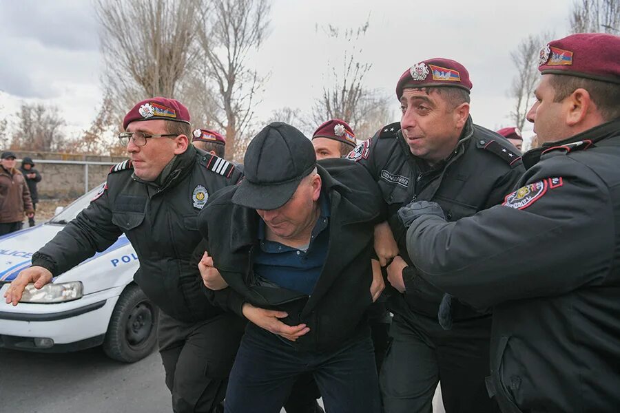 Милиция и полиция. Армянская полиция. Задержание полицейского. Военная полиция.